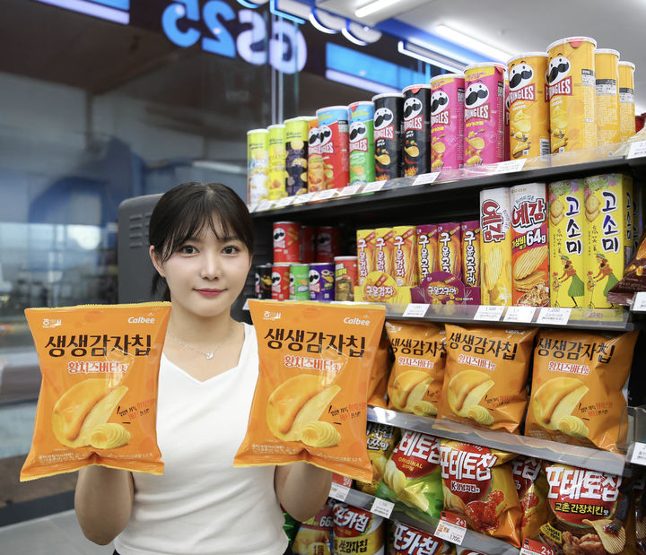 [서울=뉴시스] GS25-해태제과 협업 차별화 제품 '황치즈버터맛 생생감자칩' (사진=GS25 제공) 2026.06.24. photo@newsis.com *재판매 및 DB 금지