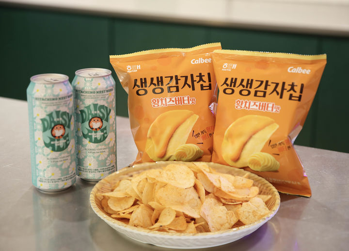 [서울=뉴시스] GS25-해태제과 협업 차별화 제품 '황치즈버터맛 생생감자칩' (사진=GS25 제공) 2026.06.24. photo@newsis.com *재판매 및 DB 금지