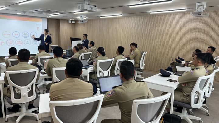 19일 디지털자산거래소 공동협의체(DAXA) 황석진 자문위원이 중앙경찰학교에서 진행된 캄보디아 경찰학교 사이버수사 경찰 대상 연수에서 '대한민국 가상자산 제도의 이해와 범죄 대응'을 주제로 강연하고 있다.(사진=DAXA 제공) *재판매 및 DB 금지