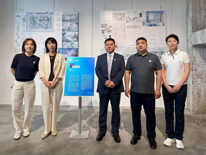[서울=뉴시스] 명지대와 중국 흑룡강공상학원이 공동 개최한 '한·중 디자인 졸업전시회'에서 양교 교수진이 기념 사진을 촬영하고 있다. (사진=명지대 제공) 2026.06.24. photo@newsis.com *재판매 및 DB 금지