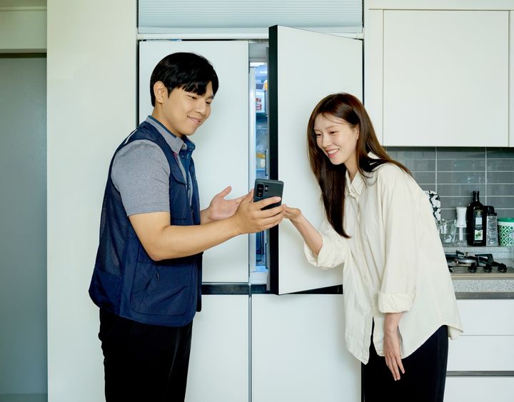 [서울=뉴시스] 삼성전자서비스는 산업정책연구원이 발표한 2026 국가서비스대상에서 가전 AS 부문 대상을 받으며 2년 연속 해당 부문 최고 평가를 받았다고 24일 밝혔다. 사진은 삼성전자서비스 엔지니어가 구독 고객에게 블루패스 서비스를 제공하는 모습. (사진=삼성전자서비스 제공) 2026.06.24. photo@newsis.com *재판매 및 DB 금지