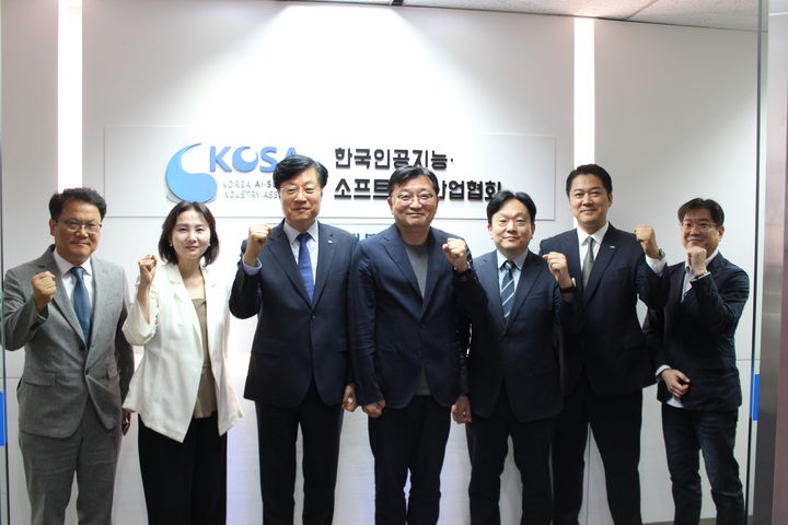[서울=뉴시스] 김형철 한국지능정보사회진흥원(NIA) 원장이 조준희 한국인공지능·소프트웨어산업협회(KOSA) 회장과 만나 AI 정책·법제 분야 협력 강화와 공공 인공지능 전환(AX) 확산 방안을 논의했다. (사진=NIA. 제공) *재판매 및 DB 금지