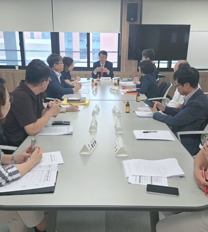 [대전=뉴시스] 교원단체 관계자들과 이야기를 나누는 오석진 교육감 당선인. (사진=대전시교육감직 인수위원회 제공) 2026.06.24. photo@newsis.com *재판매 및 DB 금지