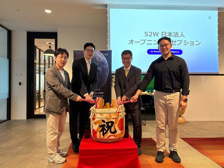 [서울=뉴시스] S2W는 지난 23일 일본 도쿄에서 법인 개소식을 열었다고 24일 밝혔다. (왼쪽부터) 박근태 CTO, 서상덕 대표, 미요시 헤이타 일본법인장, 김재기 CPO. 2026.06.24. (사진=S2W 제공) *재판매 및 DB 금지