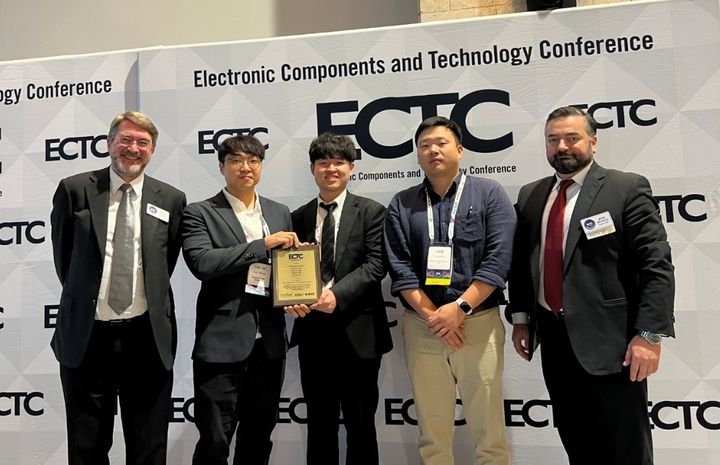 [서울=뉴시스] 'IEEE ECTC 2026'에서 성균관대 기계공학과의 '최우수논문상(Best Paper Award)' 수상자들이 학회 관계자들과 단체 사진을 촬영하고 있다. (사진=성균관대 제공) 2026.06.24. photo@newsis.com *재판매 및 DB 금지