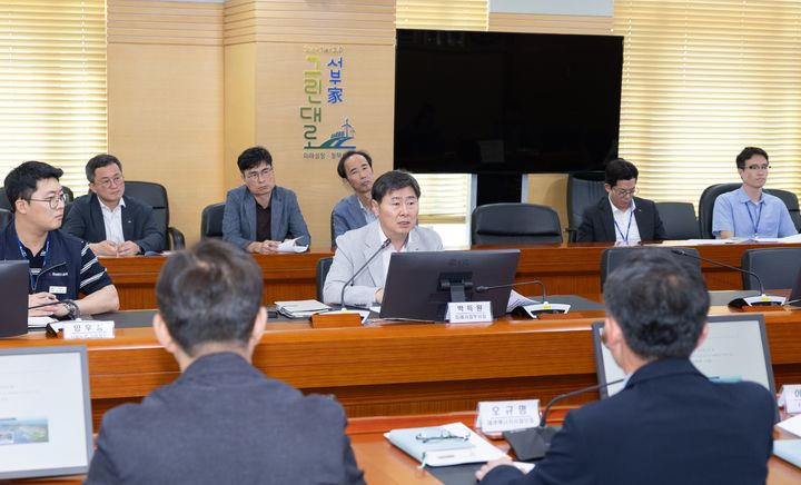 [세종=뉴시스]한국서부발전은 23일 충남 태안 본사에서 정의로운 에너지 전환지원 전담조직(TF) 정기회의를 열고 주요 과제와 운영 방향을 논의했다고 24일 밝혔다. 사진은 박득원 서부발전 미래사업부사장(둘째 줄 왼쪽 두번째)이 발언하는 모습이다.(사진= 서부발전 제공) *재판매 및 DB 금지