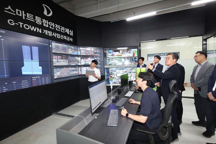 [서울=뉴시스]김보현 대우건설 대표이사가 지난 22일 과천 G-TOWN 개발사업 신축공사 현장에서 열린 안전보건 소통 간담회에 참석해 AI 기반 CCTV 스마트 통합안전관제실을 둘러보고 있다. (사진=뉴시스) 2026. 6. 24. *재판매 및 DB 금지