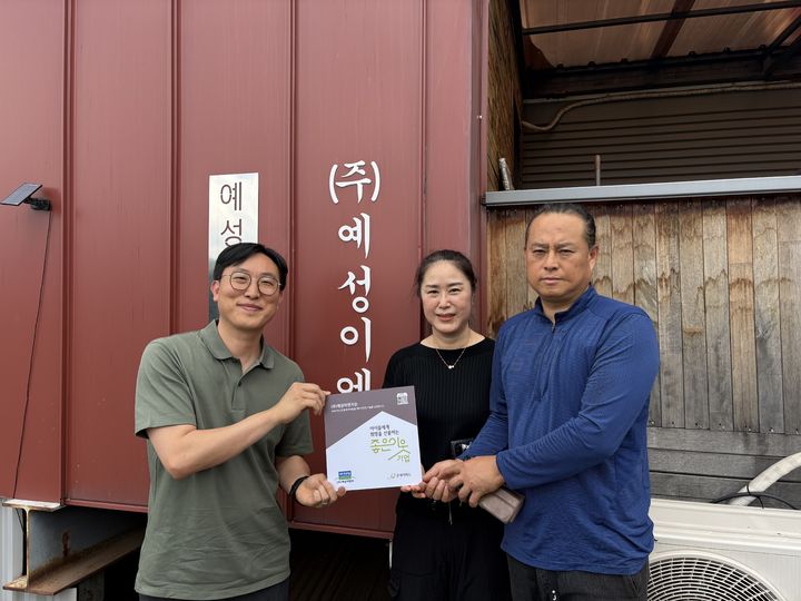 [서울=뉴시스] 굿네이버스 서울인천권역본부는 예성이엔지에 '좋은이웃기업' 현판을 전달하고 민병순 대표이사를 지역후원회로 위촉했다고 24일 밝혔다. 사진은 왼쪽부터 전정환 굿네이버스 사무국장, 민병순 예성이엔지 대표이사, 전덕하 예성이엔지 이사 모습.(사진=굿네이버스 서울인천권역본부 제공) 2026.06.24.photo@newsis.com *재판매 및 DB 금지 *재판매 및 DB 금지