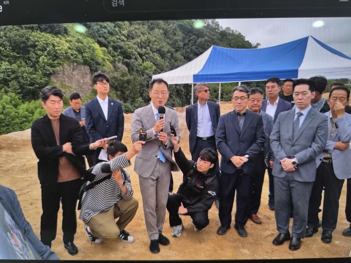 [울산=뉴시스] 유재형 기자 = 김상욱 울산시장 당선인은 24일 2028 울산국제정원박람회 조성 현장인 삼산·여천매립지 일원을 찾아 박람회 조직위원회로부터 추진 현황을 보고받았다. 2026.06.24. you00@newsis.com *재판매 및 DB 금지