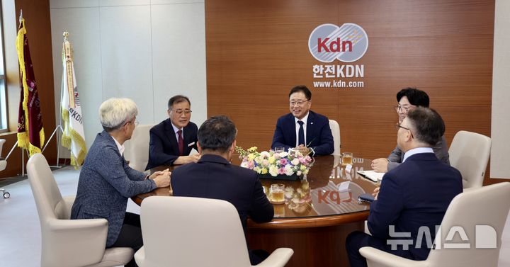 [세종=뉴시스]한전KDN은 전남개발공사와 지난 23일 광주전남공동혁신도시 소재 한전KDN 본사에서 '지능형 원격검침 기반 에너지관리 협력' 업무협약을 맺고 스마트 에너지 주거환경 조성에 나선다고 밝혔다.(사진=한전KDN 제공)