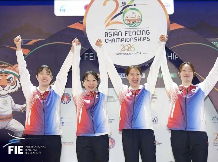 [서울=뉴시스] 펜싱 여자 사브르 대표팀 전하영(왼쪽부터), 김정미, 서지연, 최세빈이 23일(현지 시간) 인도 뉴델리에서 열린 2026 아시아선수권대회 여자 사브르 단체전 결승에서 금메달을 차지해 시상대에 오르고 있다. (사진=FIE 공식 SNS 캡처) 2026.06.24. *재판매 및 DB 금지