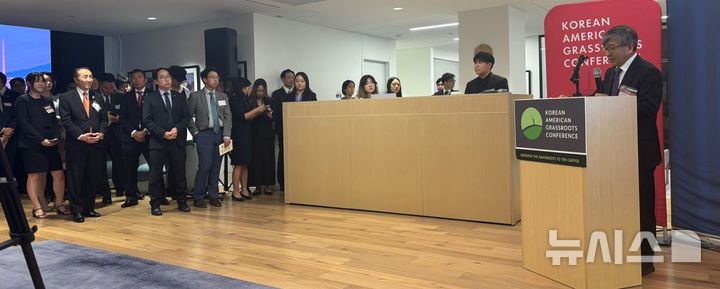 [워싱턴=뉴시스]이윤희 특파원 = 23일(현지 시간) 미국 워싱턴DC LG 워싱턴사무소에서 미주한인유권자연대(KAGC) 주최로 열린 한국계 미국인의 밤 행사에서 김동석 KAGC 대표가 발언하고 있다. 2026.06.24.
