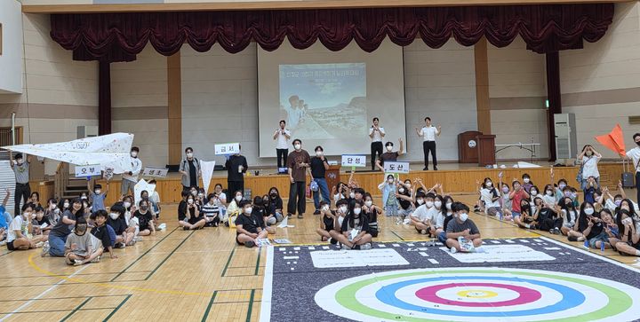 [산청=뉴시스] 경남 산청군 어린이 종이비행기 날리기 대회. (사진=산청군 제공) 2026.06.24. photo@newsis.com *재판매 및 DB 금지