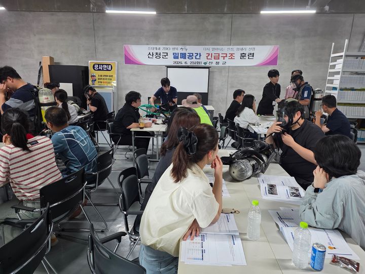 [산청=뉴시스] 경남 산청군 밀폐공간 긴급 구조. (사진=산청군 제공) 2026.06.24. photo@newsis.com *재판매 및 DB 금지