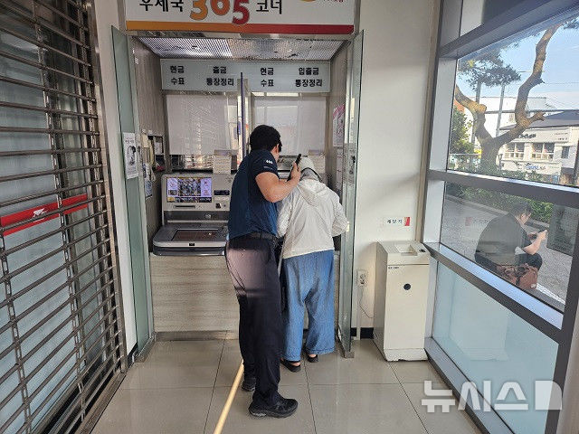 [제주=뉴시스] 서귀포경찰서 중문파출소 김태언 경장이 지난 9일 오후 보이스피싱 조직에 속은 주민을 발견해 피해 예방 조치를 하고 있다. (사진=서귀포경찰서 제공) 2026.06.24. photo@newsis.com