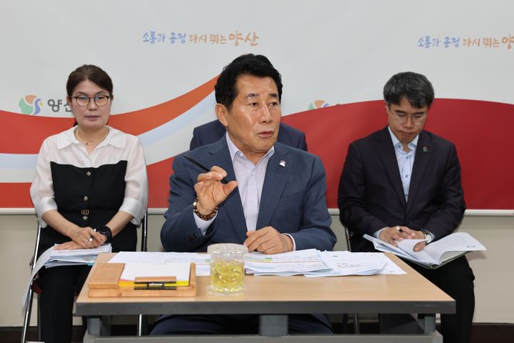 [양산=뉴시스] 나동연 경남 양산시장이 시청 프레스센터에서 조직개편에 대해 설명을 하고 있다. (사진=양산시 제공) 2026.06.24. photo@newsis.com *재판매 및 DB 금지