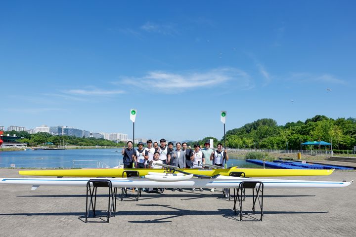 [서울=뉴시스] 황상하 SH 사장과 장애인조정팀 관계자들이 파이팅을 외치고 있다. (사진=SH 제공) 2026.06.24. photo@newsis.com *재판매 및 DB 금지