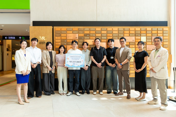 [서울=뉴시스] 성균관의대 강북삼성병원은 정보기술(IT) 유튜버 잇섭과 네이버 쇼핑라이브 및 8개 업체가 고위험 신생아 치료를 위한 지원금과 후원 물품을 기부했다고 24일 밝혔다. (사진=강북삼성병원 제공) 2026.06.24. photo@newsis.com *재판매 및 DB 금지