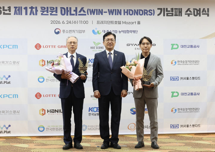 [세종=뉴시스]한국중부발전과 위플랫이 윈윈 아너스에 선정된 후 기념촬영을 하고 있다. 왼쪽부터 이종국 한국중부발전 기획관리본부장, 이병권 중소벤처기업부 제2차관, 차상훈 ㈜위플랫 대표다.(사진= 중부발전 제공) *재판매 및 DB 금지