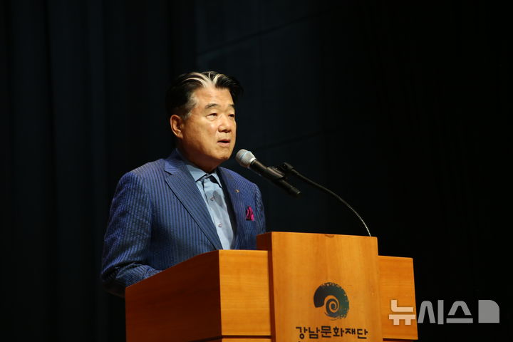 [서울=뉴시스]김종섭 강남문화재단 이사장이 24일 서울 역삼1동복합문화센터에서 열린 '강남국악관현악단' 창단식에서 기념사를 하고 있다. (사진=강남문화재단 제공)