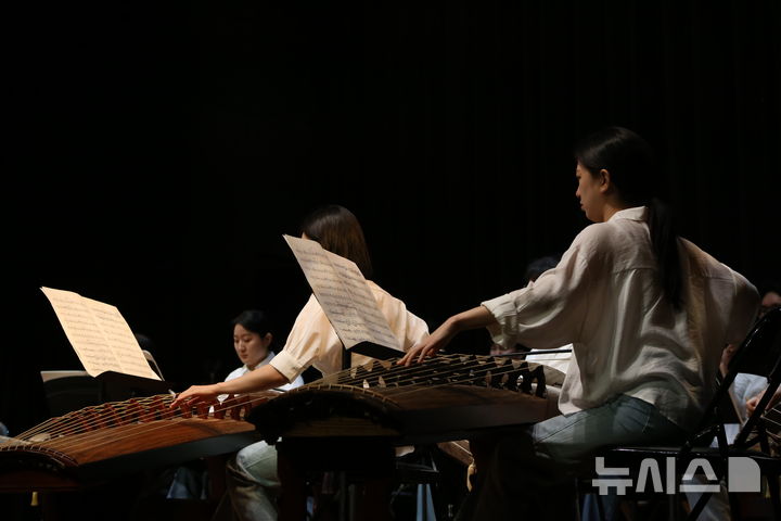  [서울=뉴시스]24일 서울 역삼1동복합문화센터에서 열린 '강남국악관현악단' 창단식에서 단원들이 국악관현악 '춤추는 바다' 축하 공연을 하고 있다. (사진=강남문화재단 제공)