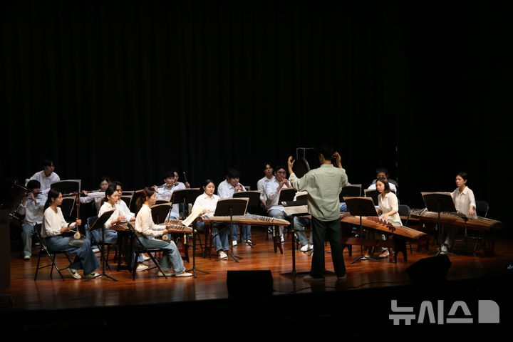  [서울=뉴시스]24일 서울 역삼1동복합문화센터에서 열린 '강남국악관현악단' 창단식에서 단원들이 국악관현악 '춤추는 바다' 축하 공연을 하고 있다. (사진=강남문화재단 제공)