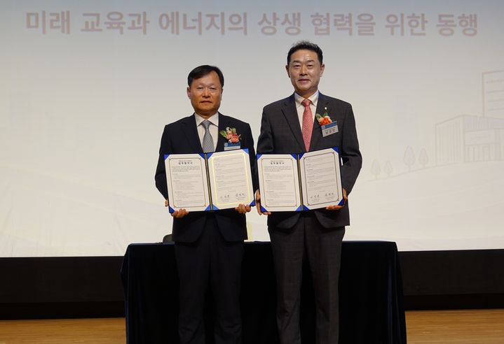 [세종=뉴시스] 한국서부발전은 24일 전남 여수엑스포 컨벤션센터 엑스포홀에서 한국중등교장협의회와 '햇빛으로 만드는 미래학교 구축을 위한 업무협약'을 체결했다고 밝혔다. (사진=서부발전 제공) 2026.06.24. photo@newsis.com *재판매 및 DB 금지