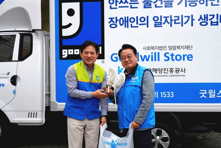 [부산=뉴시스] 안병길(오른쪽) 한국해양진흥공사 사장이 23일 굿윌스토어 밀알부산망미점에서 김&nbsp; 정도 점장에게 3600만원의 기부금을 전달했다. (사진=해진공 제공) 2026.06.24. photo@newsis.com *재판매 및 DB 금지