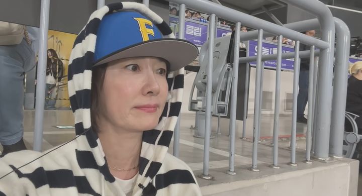 [서울=뉴시스] 배우 오연수가 식사 후 곧바로 산책에 나서는 건강한 일상을 공개했다. (사진=오연수 유튜브 캡처) *재판매 및 DB 금지
