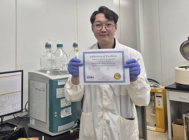 [화성=뉴시스] 화성시농업기술센터 연구원이 농업용 지하수 성분분석 국제숙련도평가 최우수 기관 인증서를 들고 기념촬영을 하고 있다. (사진=화성시 제공) 2026.06.24. photo@newsis.com *재판매 및 DB 금지