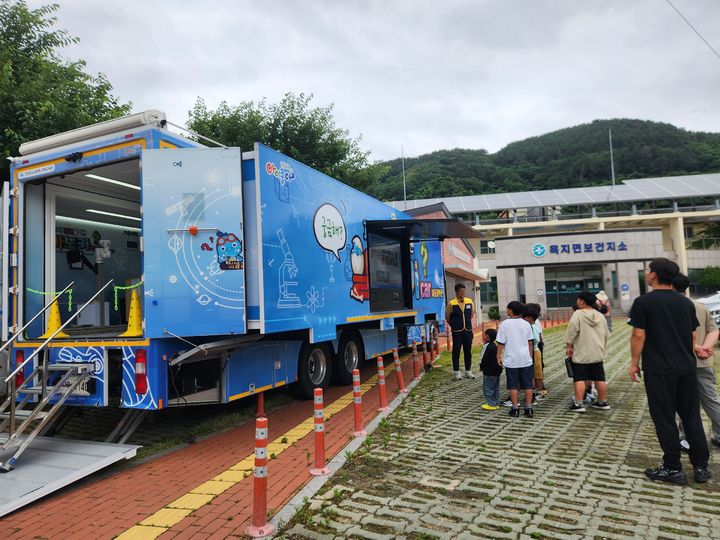[진주=뉴시스] 경남과학교육원, 통영 욕지초에서 이동과학관 운영 모습. (사진=경남과학교육원 제공) 2026.06.24. photo@newsis.com *재판매 및 DB 금지