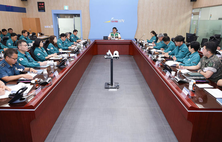 지난 23일 삼척시청 별관 재난안전상황실에서 박상수 삼척시장 주재로 ‘2026년 여름철 자연재난 대비 관계기관 대책회의’가 개최되고 있다.(사진=삼척시 제공) *재판매 및 DB 금지
