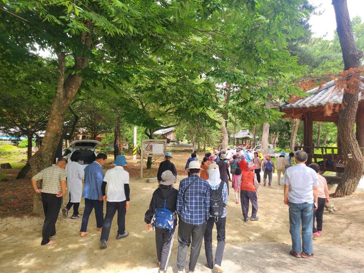 [거창=뉴시스] 거창군 생활권 중심 ‘동네방네 맨발걷기’ (사진=거창군 제공) 2026. 06. 24. photo@newsis.com&nbsp; *재판매 및 DB 금지