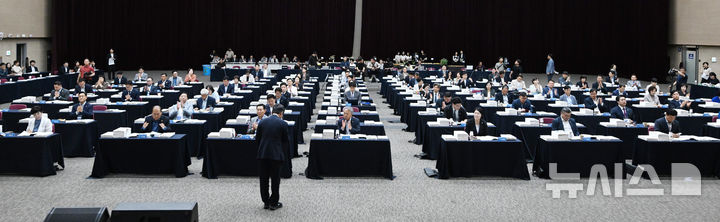 [광주=뉴시스] 이현행 기자 = 24일 오후 광주 서구 김대중컨벤션센터에서 열린 전남광주통합특별시의회 당선의원 오리엔테이션에서 당선인들이 박수를 치고 있다. 2026.06.24. lhh@newsis.com