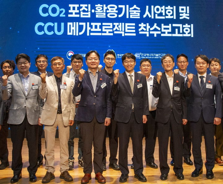 [서울=뉴시스] 심규석 LG화학 최고기술책임자(CTO) 전무(왼쪽 셋째)와 김노마 기반기술 연구소장(왼쪽 첫째)이 한국에너지기술연구원에서 열린 '이산화탄소(CO₂) 포집·활용(CCU) 기술 시연회 및 CCU 메가프로젝트 착수보고회’에 참석해 기념 촬영을 하고있다. (사진=LG화학 제공) 2026.06.24 photo@newsis.com *재판매 및 DB 금지