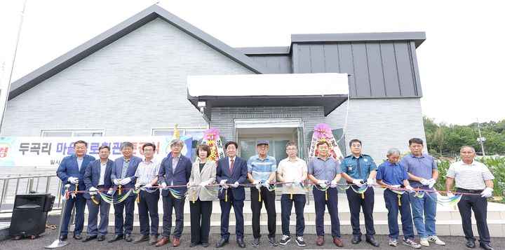 [횡성=뉴시스] 우천면 두곡리 새 경로회관 준공식. (사진=횡성군 제공) 2026.06.24. photo@newsis.com *재판매 및 DB 금지