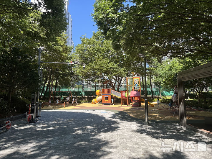 [성남=뉴시스] 새 단장한 성남시 분당구 야탑동 하늘 어린이공원 (사진=성남시 제공) 2026.06.24.photo@newsis.com