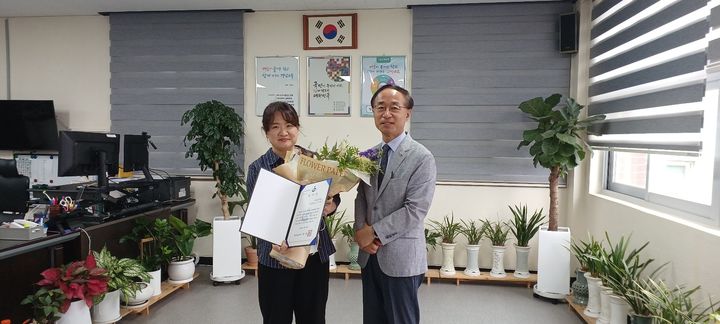 [고성=뉴시스] 경남도고성교육지원청은 24일 교육장실에서 학교운영위원회 발전에 기여한 공로를 인정받은 대흥초등학교 김선영 운영위원장에게 교육감 감사장을 전달했다. 전제동 고성교육장이 김선영(왼쪽) 운영위원장에게 감사장을 전달하고 기념 사진을 촬영하고 있다. (사진=고성교육지원청 제공) 2026.06.24. photo@newsis.com *재판매 및 DB 금지