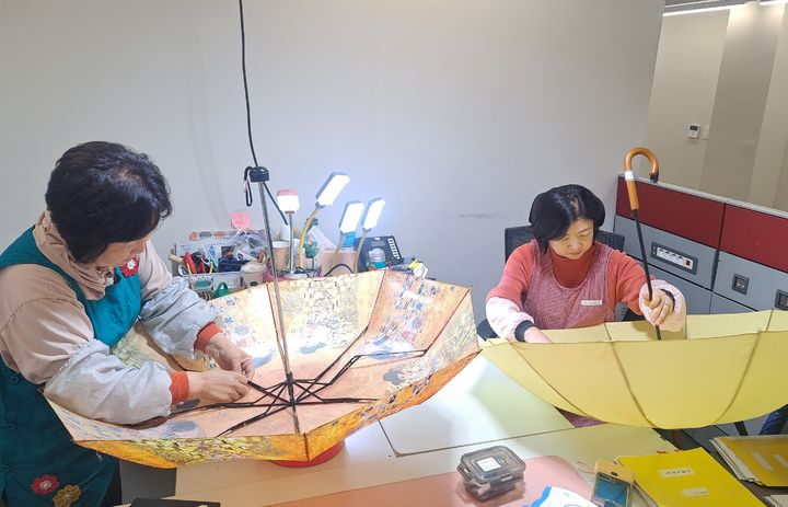 [광명=뉴시스] 광명업사이클아트센터 안에 위치한 우산수리센터에서 지역공동체일자리 근로자들이 고장이 나서 사용이 어려운 우산을 수리하고 있다. (사진=광명시 제공) 2026.06.24. photo@newsis.com *재판매 및 DB 금지