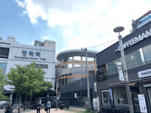 [평택=뉴시스] 이지윤 인턴기자 = 평택역 2번 출구를 나오자 공영주차장과 카페가 자리해 있다. *재판매 및 DB 금지