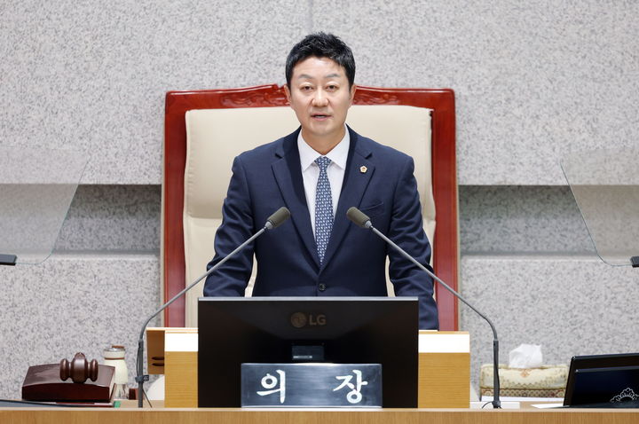 [수원=뉴시스] 이병희 기자 = 김진경 경기도의회 의장이 24일 제391회 정례회 제2차 본회의에서 폐회사를 하고 있다. (사진=경기도의회 제공) 2026.06.24. photo@newsis.com *재판매 및 DB 금지