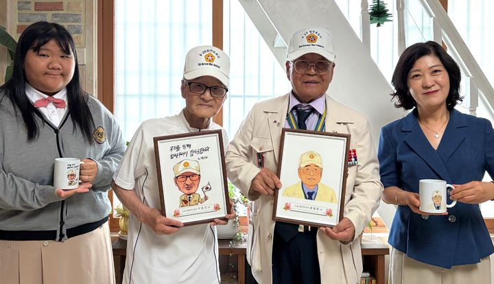 캐리커처 받는 참전유공자들, 사진 오른쪽은 손애진 충북북부보훈지청장. *재판매 및 DB 금지