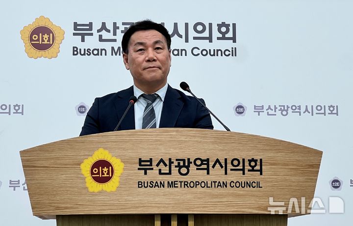 [부산=뉴시스]원동화 기자 = 차재권 다시 뛰는 부산위원회 위원장은 24일 부산시의회 브리핑룸에서 민선 9기 부산시정 인수위원회 중간보고회를 열고 인수위 활동 경과와 주요 검토 과제를 설명했다. 2026.06.24. dhwon@newsis.com