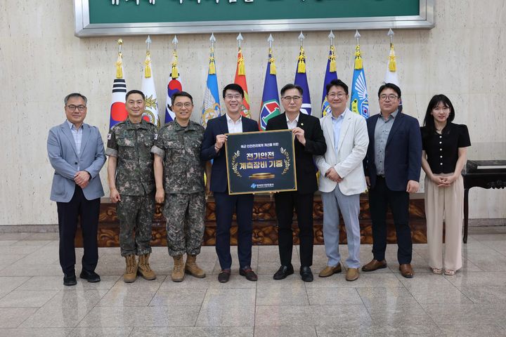 [계룡=뉴시스]한국전기안전공사가 24일 계룡대에서 6월 호국보훈의 달을 맞아 육군에 디지털 다기능 측정기 등 계측장비 572점을 기부했다. 2026. 06. 24 photo@newsis.com *재판매 및 DB 금지