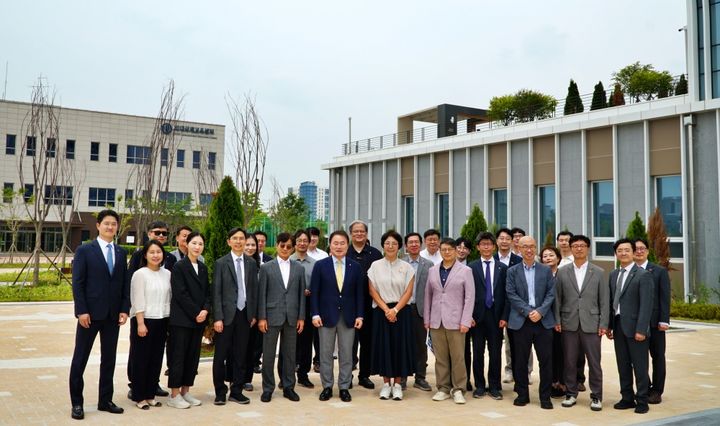 [서울=뉴시스] 21일 한국외대 송도캠퍼스 현장 점검을 마친 개교준비위원회 관계자들이 기념 사진을 촬영하고 있다. (사진=한국외대 제공) 2026.06.24. photo@newsis.com *재판매 및 DB 금지