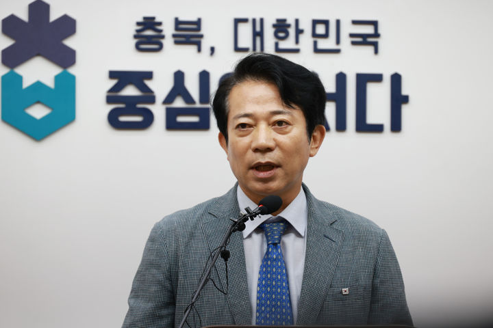 [청주=뉴시스] 이강일 충북지사직 인수위원장이 24일 충북도청에서 인수위 활동 중간 브리핑을 하고 있다. (사진=충북지사직 인수위원회 제공) 2026.06.24. photo@newsis.com *재판매 및 DB 금지