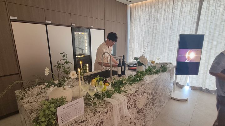 [화성=뉴시스]이지용 기자 = 경기도 화성시에 위치한 삼성 AI 모듈러 홈 내부의 다이닝 공간. 2026.06.24. leejy5223@newsis.com *재판매 및 DB 금지
