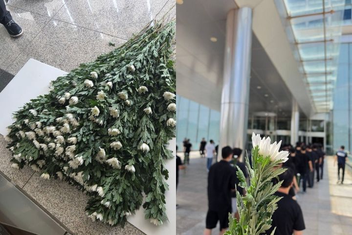 [서울=뉴시스] 24일 업계에 따르면 삼성전자 DX 부문 직원 중심 노조인 삼성전자노동조합 동행(동행노조)은 이날 서울 우면동 삼성전자 서울R&D캠퍼스에서 유니온 캠페인을 진행했다. 사진은 현장에 놓인 조화와 검은 옷을 입고 캠페인에 참여한 DX 임직원들 (사진=동행노조 제공) 2026.06.24. photo@newsis.com *재판매 및 DB 금지