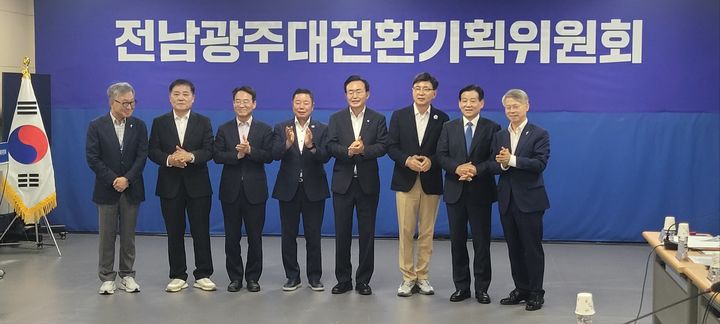 [광주=뉴시스] 김신 완도군수 당선인(오른쪽에서 두번째)은 24일 나주시 빛가람복합문화체육센터에서 열린 '전남광주통합특별시장 당선인 시·구·군 당선인 업무공유회'에 참석해 핵심 현안사업 4건을 건의했다. (사진=인수위 제공). 2026.06.24. photo@newsis.com *재판매 및 DB 금지