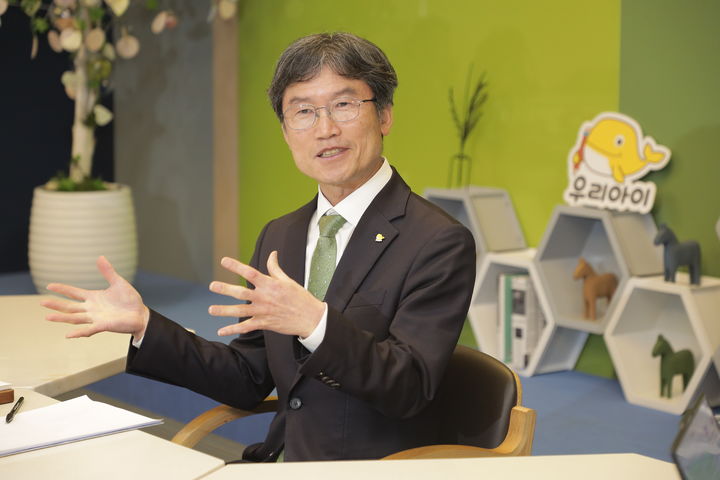 [울산=뉴시스] 천창수 울산시교육감이 6일 취임 3주년을 맞아 가진 기자간담회에서 그간의 소회를 밝히고 있다. (사진=울산시교육청 제공) 2026.04.06. photo@newsis.com *재판매 및 DB 금지